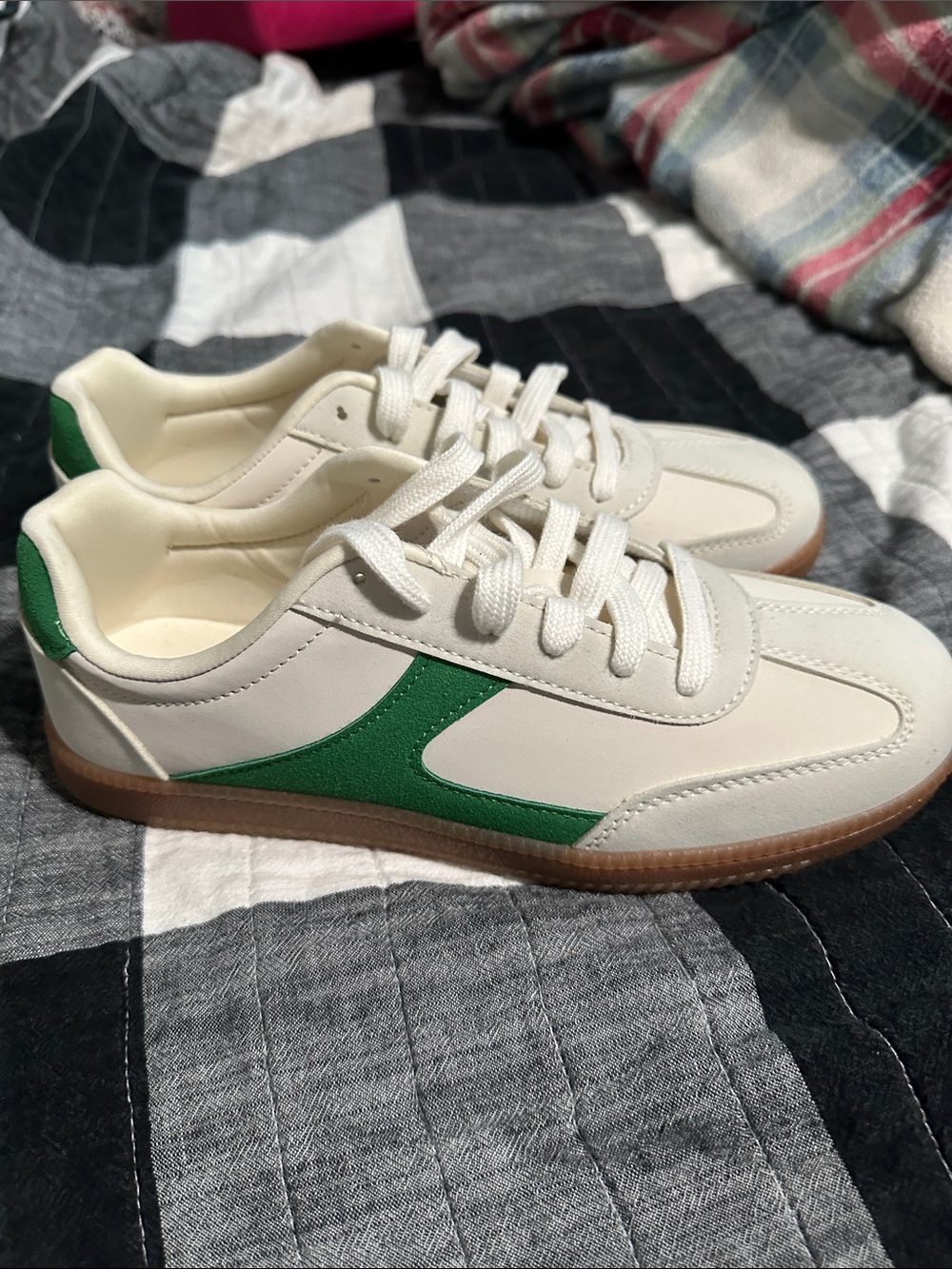 No Boundries women’s 8.5 white and green Retro Sneakers
